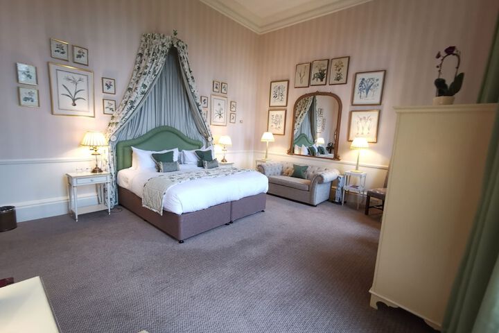Room 15 of 48