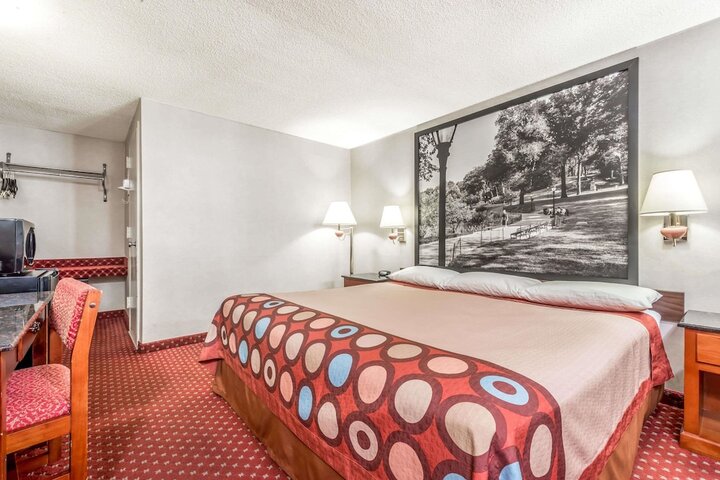 1 King Bed (3 of 6)