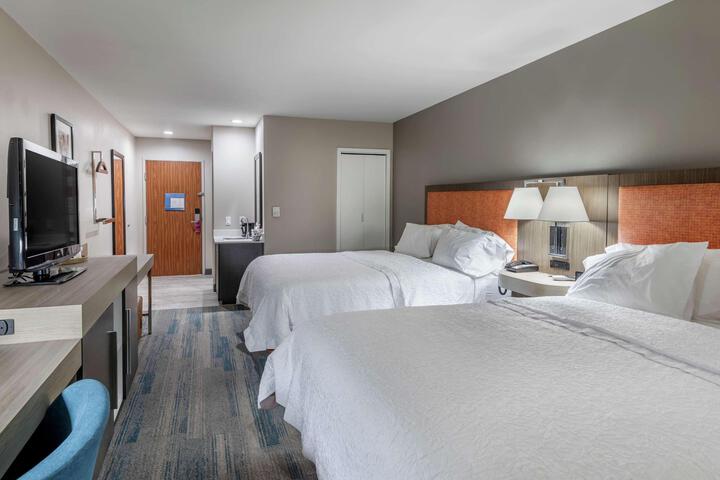 2 Queen Beds (12 of 12)