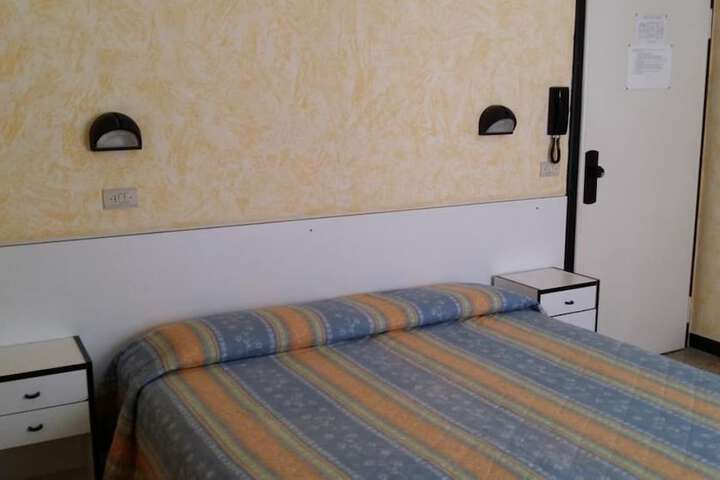 Room 9 of 34