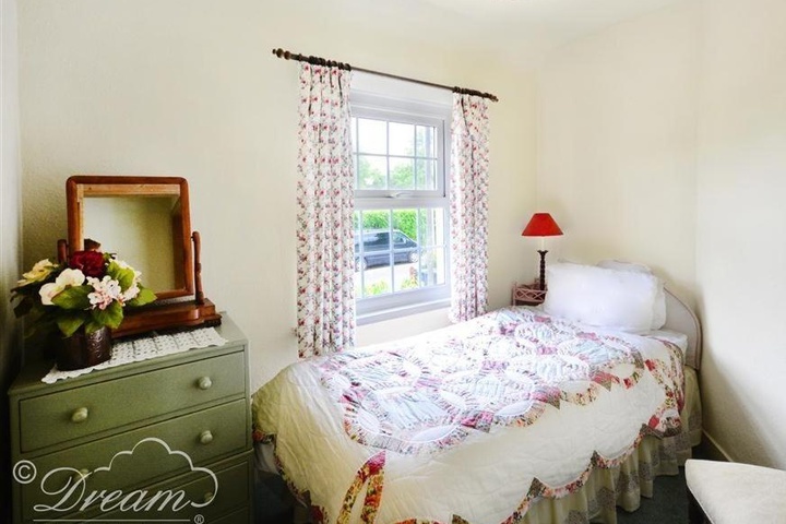 Room 4 of 9