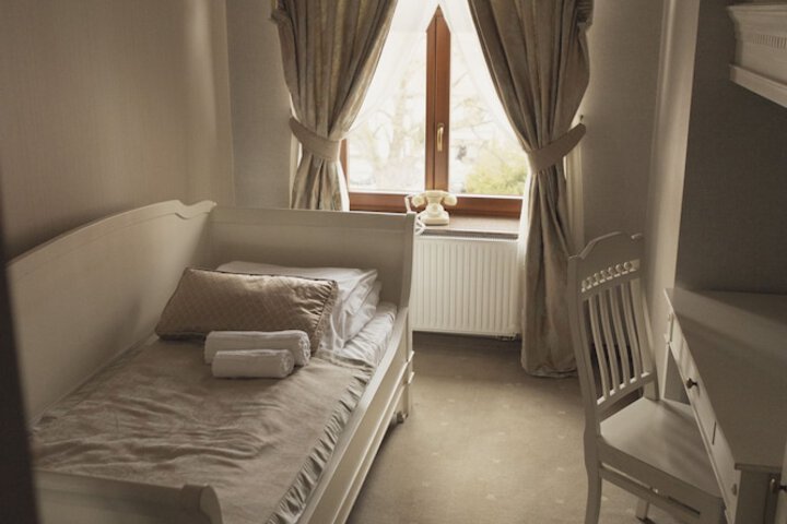 Room 8 of 33