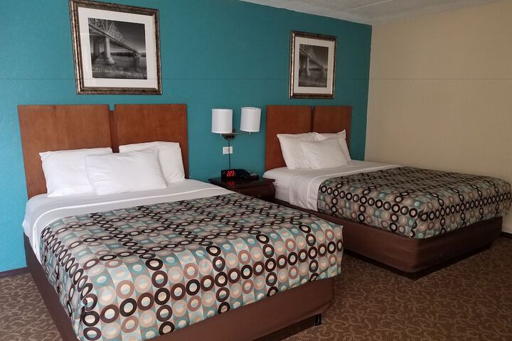 2 Queen Beds (10 of 12)