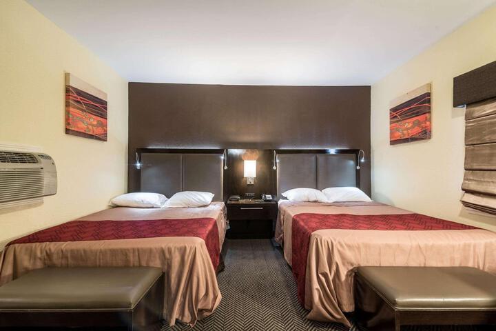 2 Queen Beds (1 of 8)