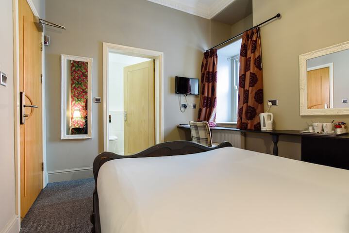 Room 16 of 153