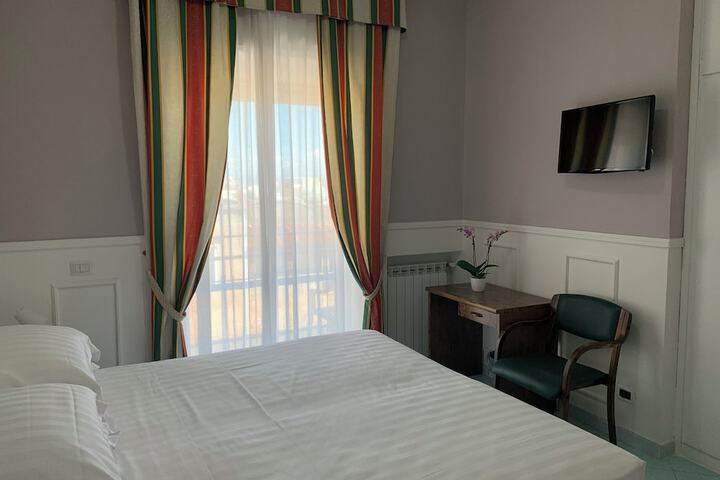 Room 11 of 28