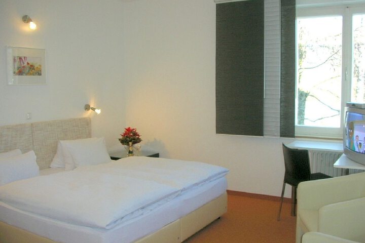 Room 4 of 33