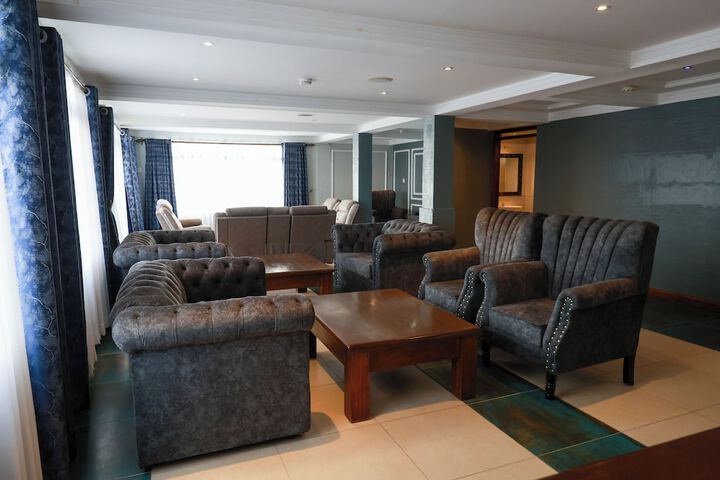 Lounge 22 of 31