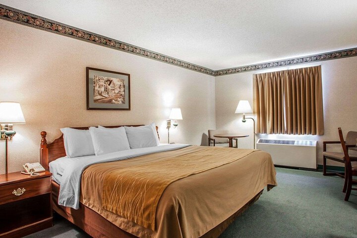 1 King Bed Mobility Accessible (3 of 7)
