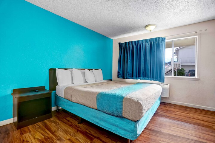 1 King Bed (1 of 13)