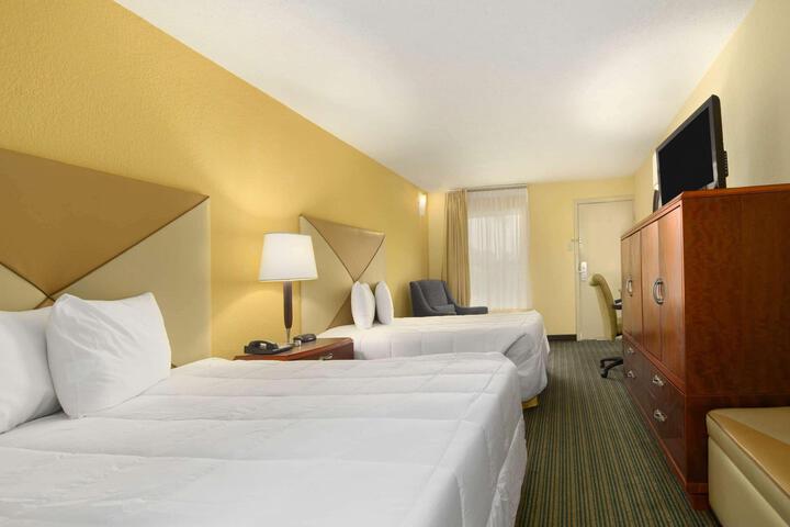 2 Double Beds (7 of 8)