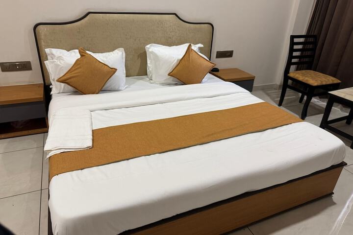 Room 9 of 12