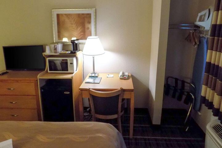 1 Queen Bed Efficiency (20 of 25)