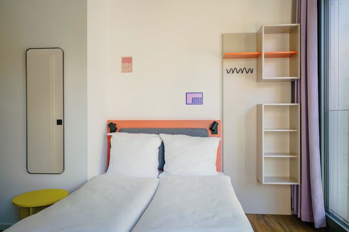 Room 33 of 65