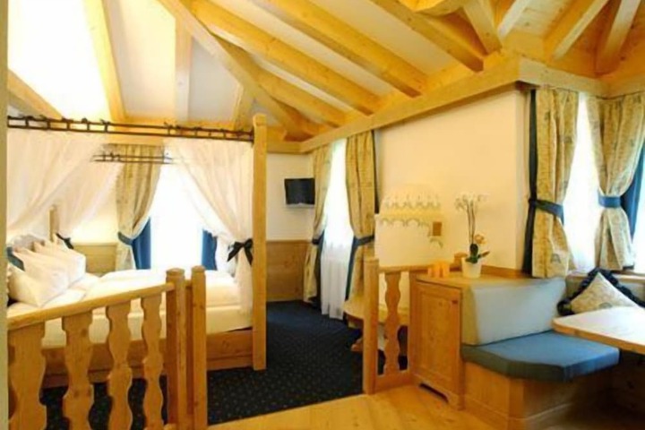 Room 9 of 34