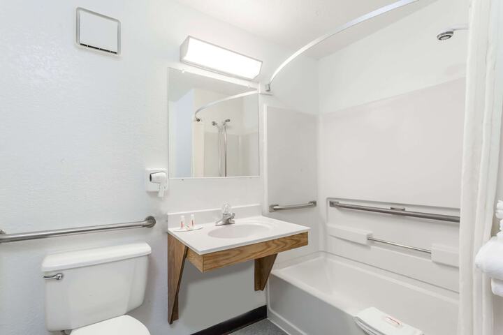 1 Double Bed (2 of 8)