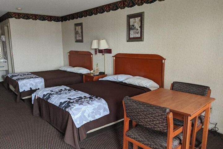 Room 6 of 28