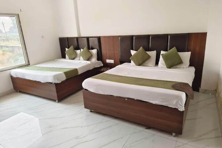 Room 5 of 12