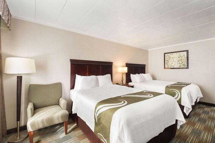 2 Queen Beds (12 of 14)