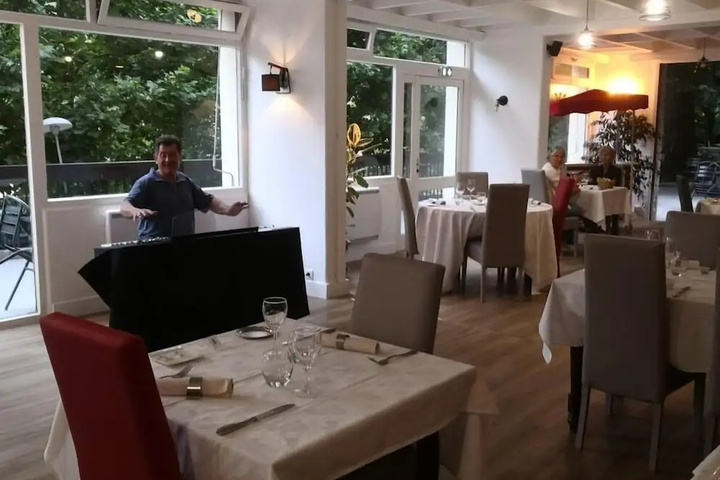 Dining 13 of 15