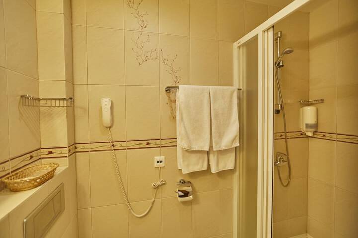 Room 5 of 33
