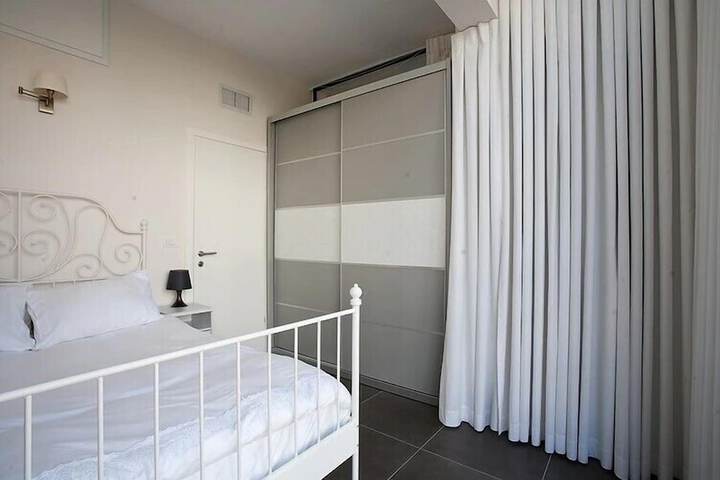 Room 9 of 83