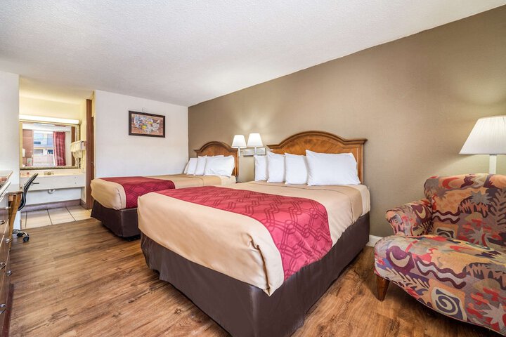 2 Queen Beds (6 of 6)