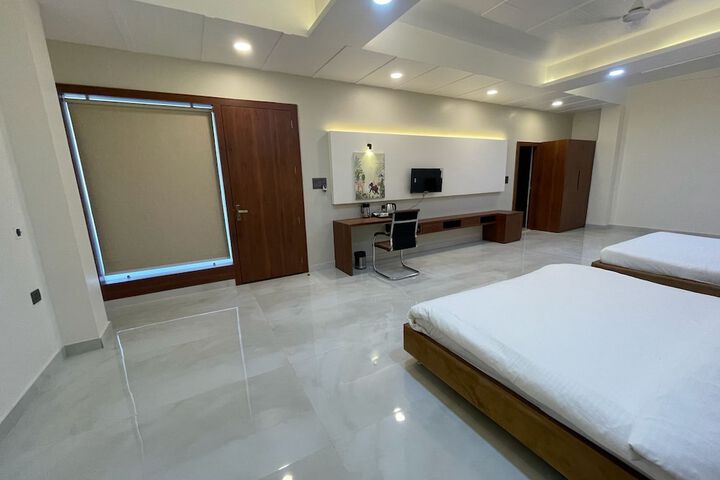 Room 4 of 7