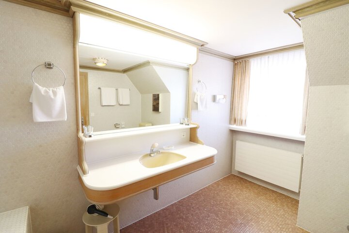Room 15 of 34