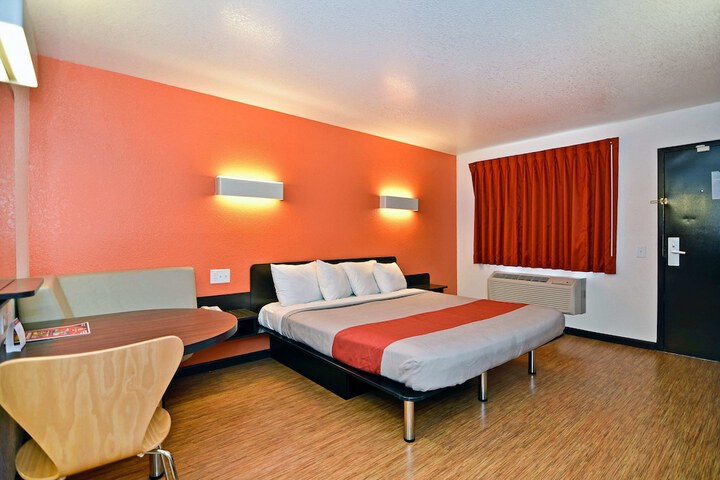 1 King Bed (4 of 4)