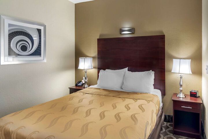 1 Queen Bed (8 of 22)