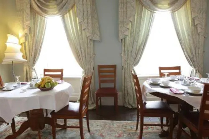 Dining 17 of 20