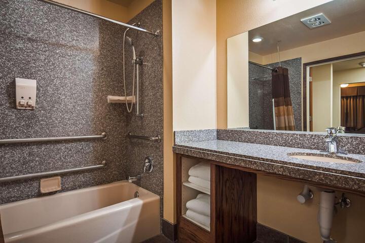 1 Queen Bed High Speed Internet Accessible Coffee Maker, Hairdryer Iron and Ironing Board Full Breakfast (15 of 17)