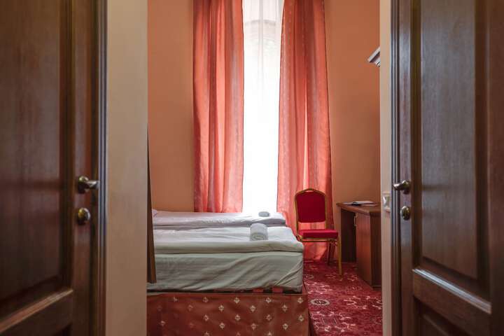 Room 8 of 16
