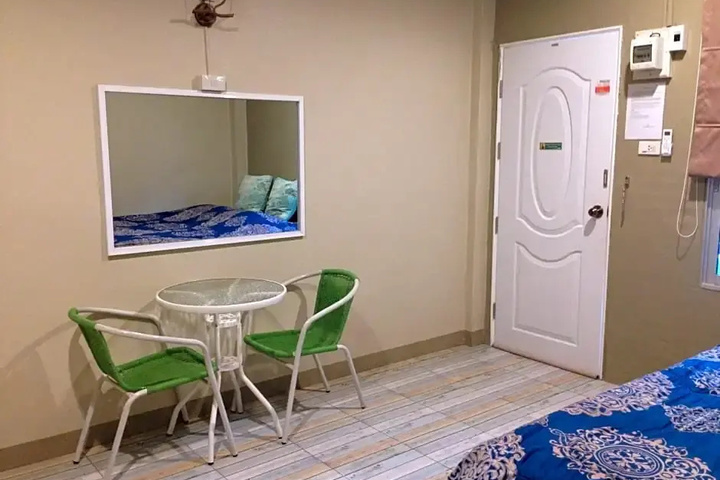 Room 5 of 9