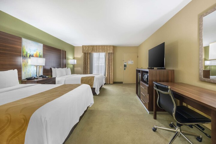 2 Queen Beds (1 of 10)