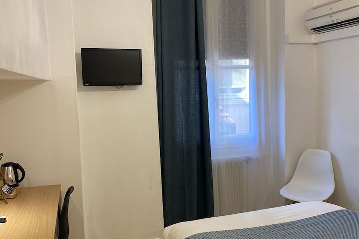 Room 9 of 76