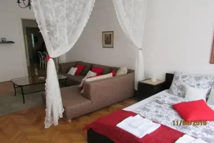 Room 4 of 15