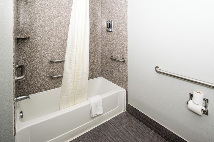 Room 35 of 76