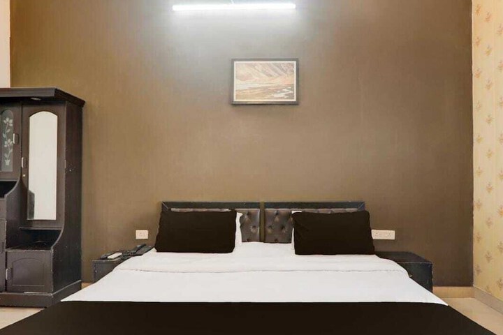 Room 6 of 18