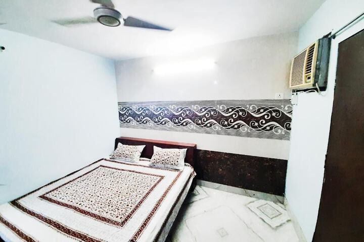 Room 6 of 12