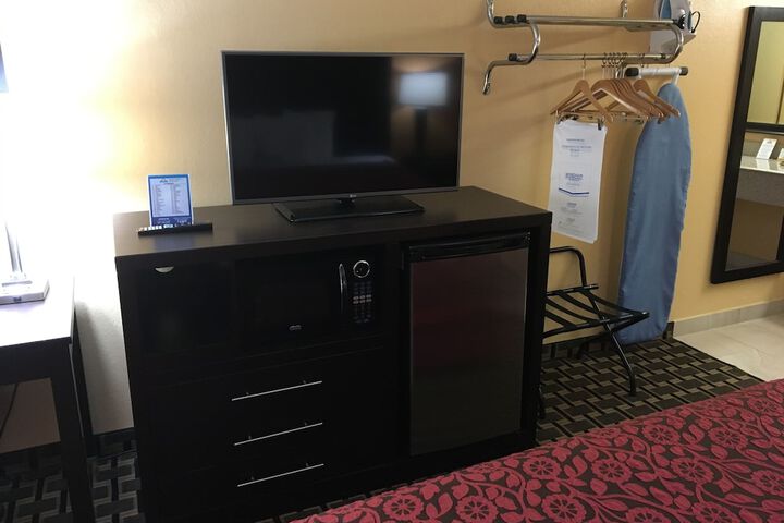 1 Queen Bed Accessible (5 of 10)