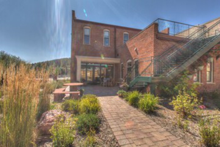 Hotel Exterior 9 of 51
