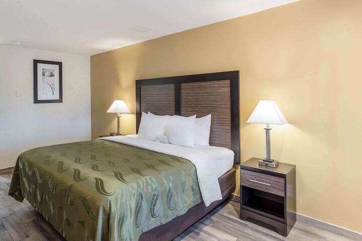 1 King Bed Accessible Upgrade (20 of 26)