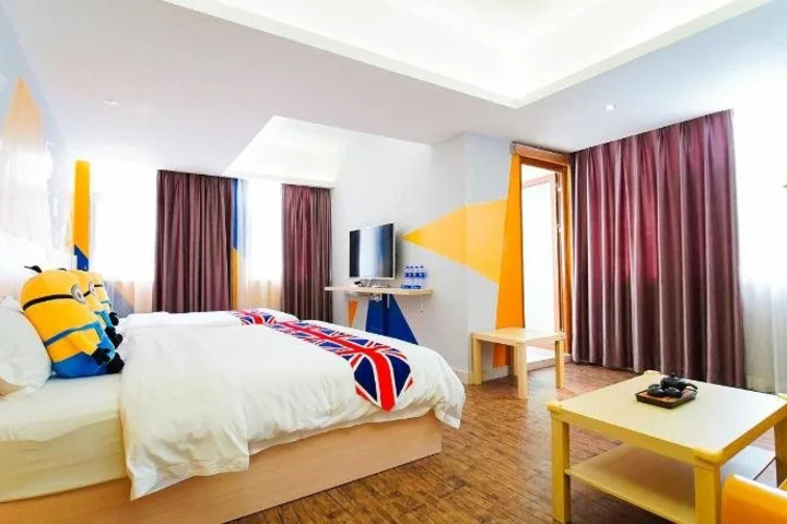 Room 4 of 18
