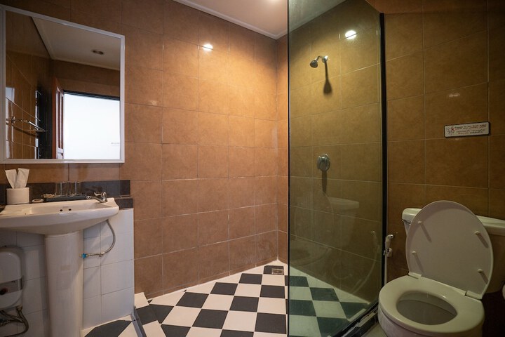 Room 15 of 33