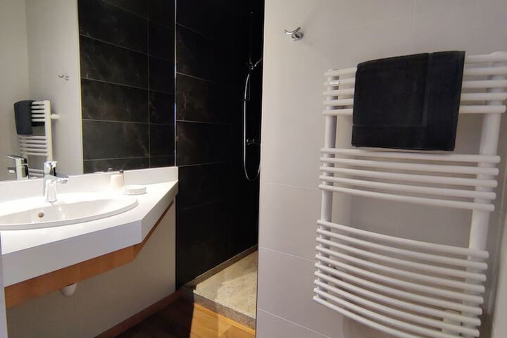 Room 4 of 6