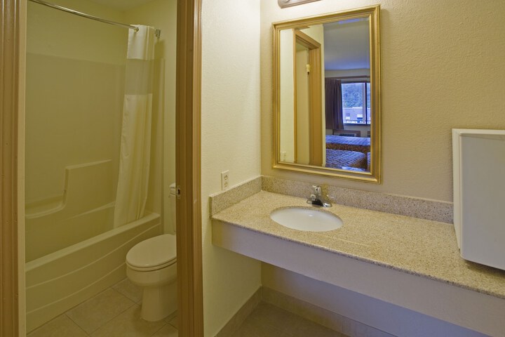 Room 8 of 12