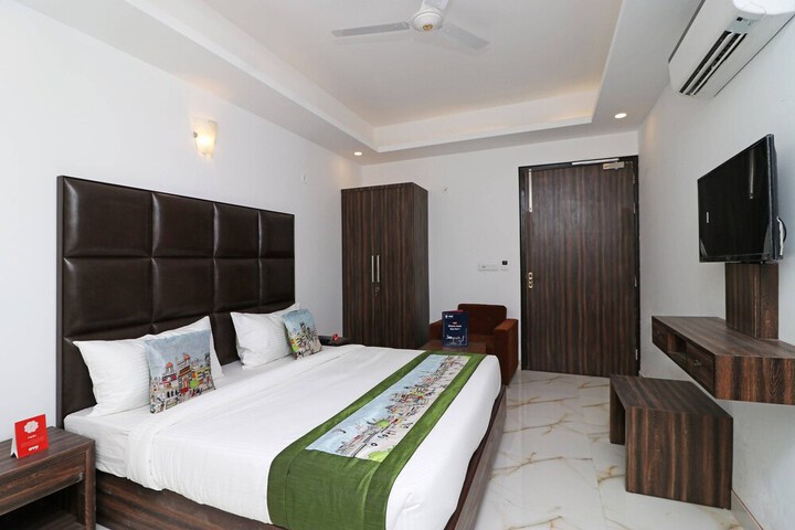 Room 12 of 126