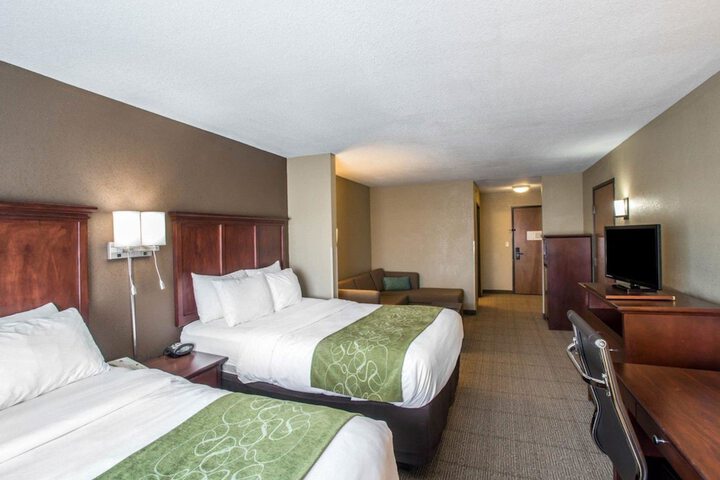 Suite Accessible King Size Bed (8 of 11)